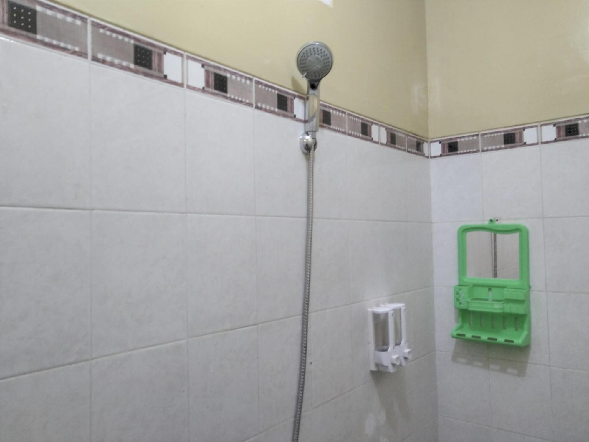 Hotel Pekalongan Syariah Mitra Reddoorz Δωμάτιο φωτογραφία